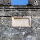 Poco pi� in basso infine � incassata una targa in pietra che fa memoria del restauro del campanile avvenuto nel 1877 per volere di tale Nicola Troiano